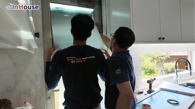 ทีมช่าง InHouse ติดฟิล์มในครัว ฟิล์มไฟฟ้า ลงมือบนประตูครัว — คุณก้อง – บ้านแพร่ ห้องครัว + ห้องทำงาน Smart Film 2 โซน
