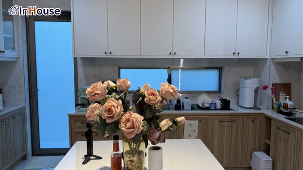 กระจกครัวในโหมดทึบ ฟิล์มไฟฟ้า กั้นกลิ่นและสายตา — คุณก้อง – บ้านแพร่ ห้องครัว + ห้องทำงาน Smart Film 2 โซน