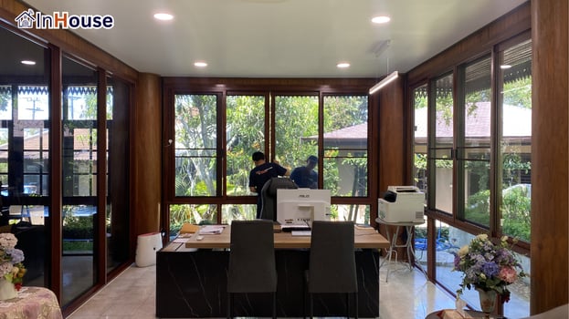 ห้องทำงานในโหมดใส ฟิล์มไฟฟ้า วิวสวนเปิดโล่งเต็มที่ — คุณก้อง – บ้านแพร่ ห้องครัว + ห้องทำงาน Smart Film 2 โซน