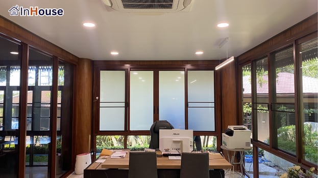 ห้องทำงานในโหมดทึบ ฟิล์มไฟฟ้า คุม Privacy ทำงานสมาธิ — คุณก้อง – บ้านแพร่ ห้องครัว + ห้องทำงาน Smart Film 2 โซน