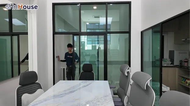 บ้านดูเรียบหรูและทันสมัย ฟิล์มไฟฟ้า เปลี่ยนสถานะกระจกได้เพียงปลายนิ้ว — คุณหลุยส์ (Arden Phatthanakan) – เพิ่มพื้นที่และลดฝุ่นสะสมห้องทำงาน