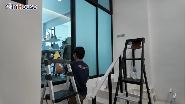 ติดตั้งโดยทีมช่างผู้เชี่ยวชาญ ฟิล์มไฟฟ้า ช่าง InHouse ติดตั้งอย่างละเอียด — คุณหลุยส์ (Arden Phatthanakan) – เพิ่มพื้นที่และลดฝุ่นสะสมห้องทำงาน