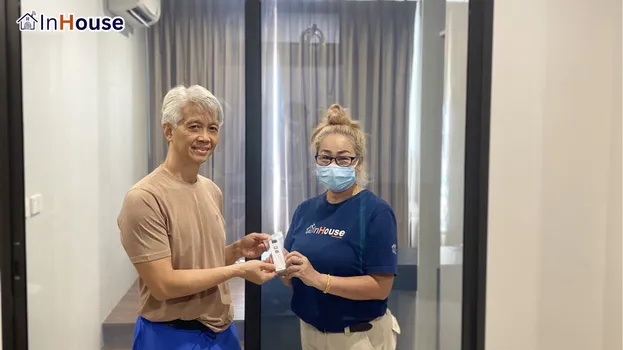 ลดปัญหาฝุ่นสะสมด้วยผิวสัมผัสเรียบลื่น ฟิล์มไฟฟ้า ใช้แทนม่าน ลดไรฝุ่น เช็ดง่าย — คุณเมย์ (Skyrise Avenue 64) – ประตูบานเลื่อนปรับทึบด่วนลดปัญหาฝุ่นสะสม