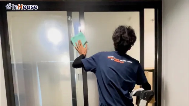 ใส่ใจความสะอาดทุกขั้นตอนการส่งมอบ ฟิล์มไฟฟ้า เช็ดด้วยผ้าไมโครไฟเบอร์หลังติดตั้ง — คุณเมย์ (Skyrise Avenue 64) – ประตูบานเลื่อนปรับทึบด่วนลดปัญหาฝุ่นสะสม