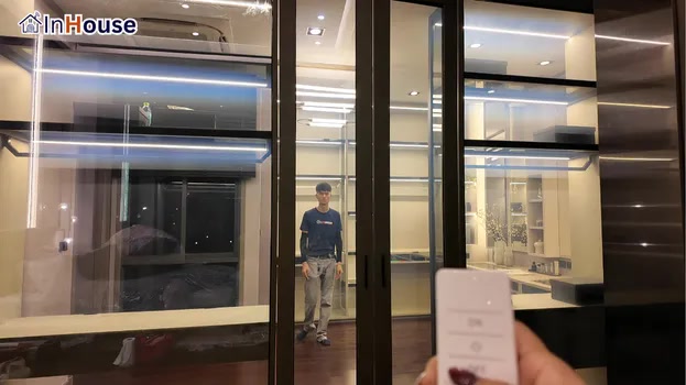 โชว์ดีไซน์ Walk-in Closet ฟิล์มไฟฟ้า เปิดใสโชว์ดีไซน์ห้องแต่งตัวสวยงาม — คุณหมิว – ห้องเก็บของมีค่าและเครื่องประดับ