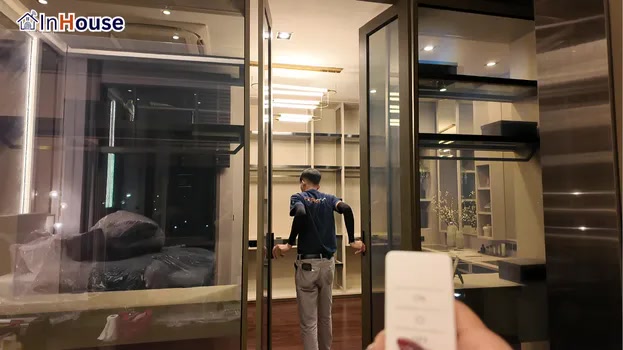ควบคุมง่ายด้วยรีโมท ฟิล์มไฟฟ้า สลับโหมดเพียงคลิกเดียวด้วยรีโมท — คุณหมิว – ห้องเก็บของมีค่าและเครื่องประดับ