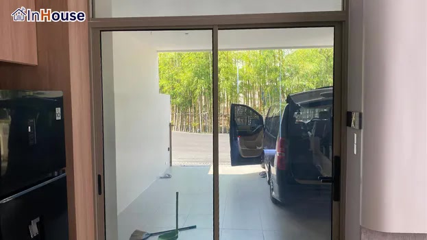 กระจกใสหน้าบ้าน ขาดความเป็นส่วนตัว ฟิล์มไฟฟ้า คนภายนอกมองเห็นในบ้านได้ชัดเจน — คุณแนน – เชื่อมต่อมุมมองภายนอกได้อย่างอิสระ