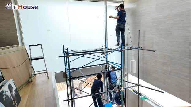 ติดตั้งบน Scaffolding สูง ฟิล์มไฟฟ้า ฟิล์มไฟฟ้าบนผนังโถงบันได — คุณเนย – บุราสิริกรุงเทพกรีฑา โถงบันได + Sky Light Smart Film