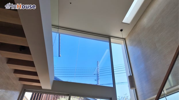 Sky Light เปิดใสรับฟ้า ฟิล์มไฟฟ้า แสงเข้าโถงเต็มที่ — คุณเนย – บุราสิริกรุงเทพกรีฑา โถงบันได + Sky Light Smart Film