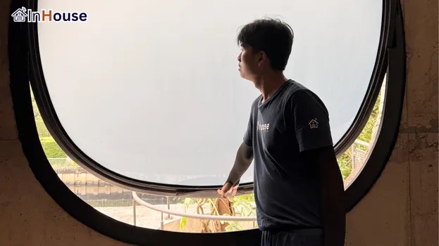 ใช้งานยืดหยุ่นเปิดรับลมได้ปกติ ฟิล์มไฟฟ้า ปิดกั้นสายตาได้ทันทีที่ใช้งาน — คุณโน้ต – ห้องน้ำกระจกทรงกลมบานหมุน