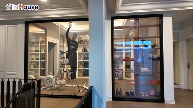 透明にして誇らしくコレクションを披露 調光フィルム 透明にしてコレクションを際立たせて展示 — ヌットさま(NANTAWAN)——ワンクリックで貴重品を隠す高級コレクションルーム