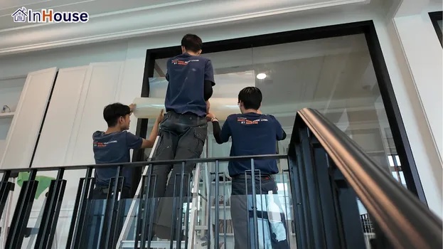 調光フィルムを施工し貴重品収納室を格上げ 調光フィルム 収納室のガラスを安全性の高いものに一新 — ヌットさま(NANTAWAN)——ワンクリックで貴重品を隠す高級コレクションルーム