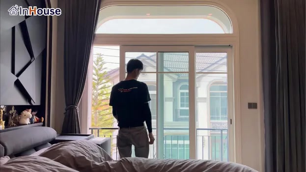 ชมวิวภายนอกได้ทันใจ ฟิล์มไฟฟ้า ชมวิวระเบียงได้จากบนเตียง — คุณออส (Grandio 2 Vibhavadi-Rangsit) – ระเบียงห้องนอน