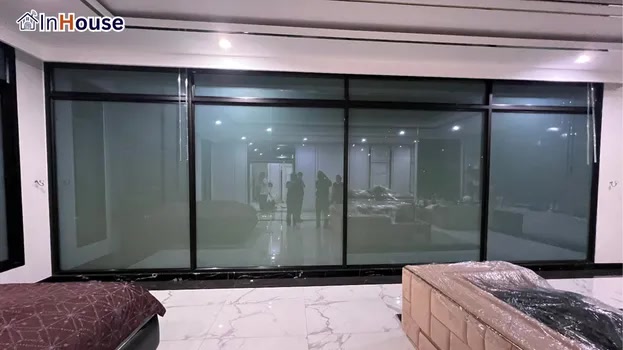 ปกป้องห้องนอนทั้งกลางวันและกลางคืน ฟิล์มไฟฟ้า กันร้อนกลางวัน ส่วนตัวยามค่ำคืน — คุณปั้น (Myanmar) – Private Residence Smart Glass Project