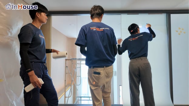 ทีมช่าง InHouse ติดตั้งฟิล์มไฟฟ้า ฟิล์มไฟฟ้า ทีมช่างติดฟิล์มบนผนังกระจกห้องนอน — คุณแพง – ฟิล์มไฟฟ้า ห้องนอน Double Volume ASPIRE Vibha-Victory
