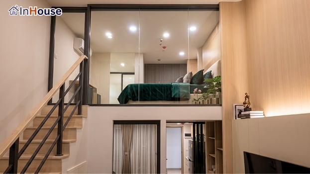 โหมดใส ห้องนอนโปร่งโล่ง ฟิล์มไฟฟ้า เปิดใสเห็นห้องนอนชั้นลอยเต็มตา — คุณแพง – ฟิล์มไฟฟ้า ห้องนอน Double Volume ASPIRE Vibha-Victory