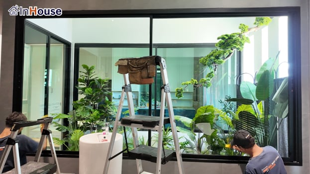 ทีมช่าง InHouse ติดตั้งฟิล์มไฟฟ้า ฟิล์มไฟฟ้า ช่างติดฟิล์มบนกระจกห้องน้ำที่เห็นวิวสวน — คุณภัทร – ฟิล์มไฟฟ้า ห้องน้ำ โยธินพัฒนา