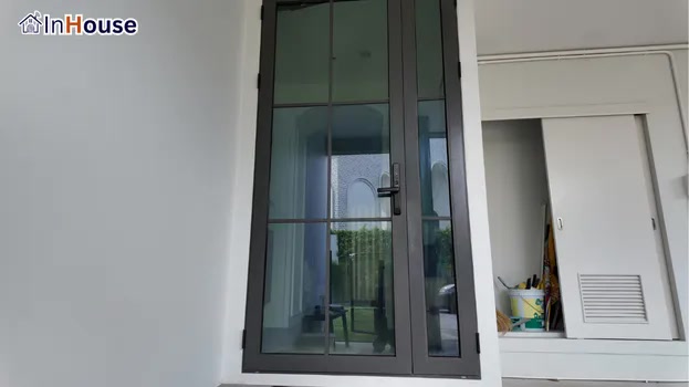 ประตูกระจกใส ขาดความเป็นส่วนตัว ฟิล์มไฟฟ้า ติดม่านทำให้ใช้ประตูบานพับไม่สะดวก — คุณพอล (Saransiri) – Grid Door