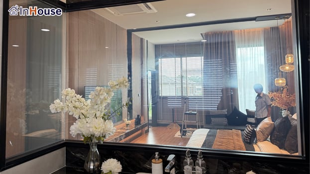 โหมดทึบในห้องน้ำ Spa ฟิล์มไฟฟ้า คุม Privacy เวลาใช้งานทันใจ — คุณพีท – ห้องน้ำในบ้านกลางเมือง CLASSE สลับ Spa Mode ด้วย Smart Film