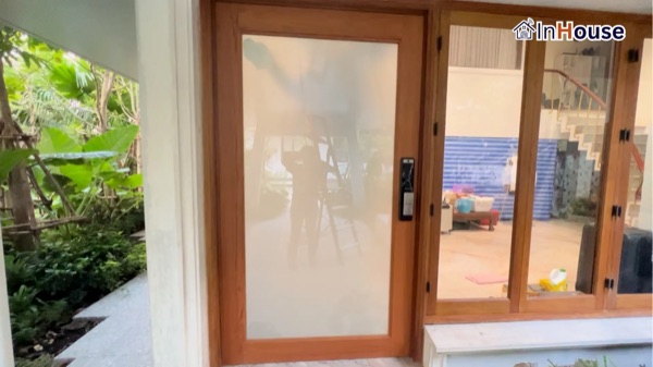 คุณเปก – Front Entrance Hinged Door Smart Privacy ติดตั้งฟิล์มไฟฟ้า โดย InHouse Technology