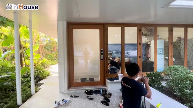 ติดตั้งโดยทีมช่าง InHouse ฟิล์มไฟฟ้า ทีมช่างติดตั้งอย่างประณีตสูงสุด — คุณเปก – Front Entrance Hinged Door Smart Privacy