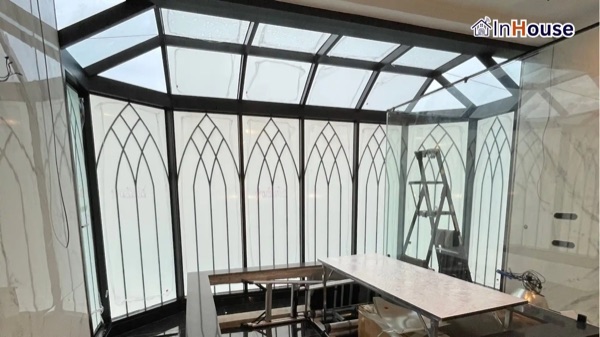 レイクサイドの住まい · Glass House の調光ガラス ติดตั้งฟิล์มไฟฟ้า โดย InHouse Technology