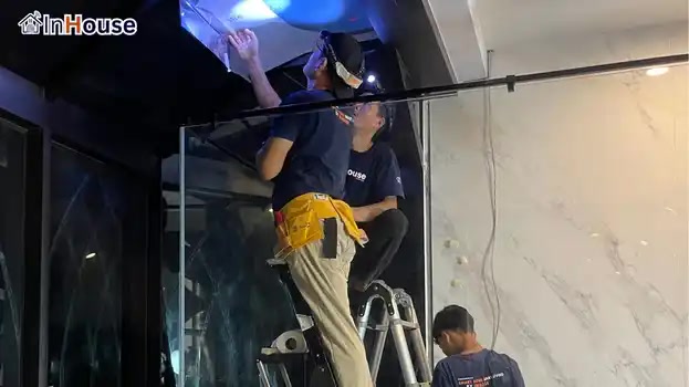 บังสายตาจากภายนอกได้ 100% ฟิล์มไฟฟ้า สร้างพื้นที่ส่วนตัวที่เงียบสงบ — บ้านริมทะเลสาบ – กระจกปรับแสงในห้องเรือนกระจก