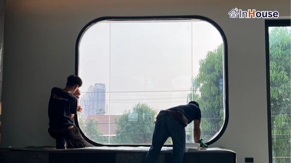 คุณเพชร – กระจกโค้ง ติดตั้งฟิล์มไฟฟ้า โดย InHouse Technology