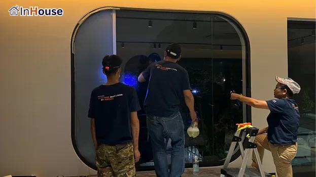ความชำนาญสูงโดยช่าง InHouse ฟิล์มไฟฟ้า ติดฟิล์มแนบสนิทไปกับกระจกโค้ง — คุณเพชร – กระจกโค้ง