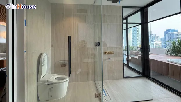 Clear mode shows off the luxury bathroom design smart film Showing off premium sanitaryware and materials in the bathroom — Khun Pink — The Waterford Park Condo Bathroom