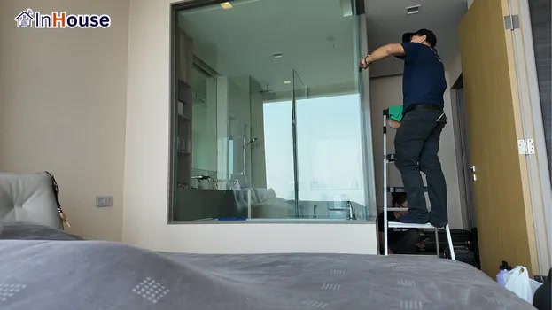 Sexy Bathroom ที่ขาดความเป็นส่วนตัว ฟิล์มไฟฟ้า กระจกใสแบบเดิมทำให้พื้นที่ห้องน้ำดูไม่มิดชิดขณะใช้งาน — คุณไพศาล (Rhythm Phahon-Ari) – อัปเกรดห้องน้ำ Sexy Bathroom