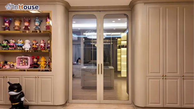 Opening up the collectibles display room in one click, smart film — a beautifully luxurious clear mode that keeps the original design intact — Khun Porch – Modern Luxury Home (Multi-Zone)