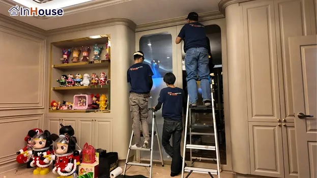 Technique for concealing wiring cleanly at every point, smart film — no cluttered cables disturbing the home's luxurious design — Khun Porch – Modern Luxury Home (Multi-Zone)