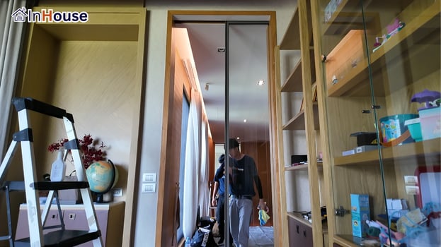 ประตูบานเลื่อนในโหมดใส ฟิล์มไฟฟ้า เห็นภายในบ้านชัดเจน — คุณประทาน – บ้านเดี่ยว Smart Film ประตูบานเลื่อน + บานเปิด 2 จุด