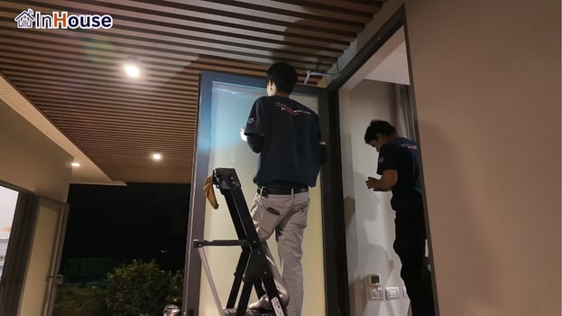 ทีมช่าง InHouse ติดตั้งยามค่ำ ฟิล์มไฟฟ้า ลงมือฟิล์มไฟฟ้า — คุณประทาน – บ้านเดี่ยว Smart Film ประตูบานเลื่อน + บานเปิด 2 จุด