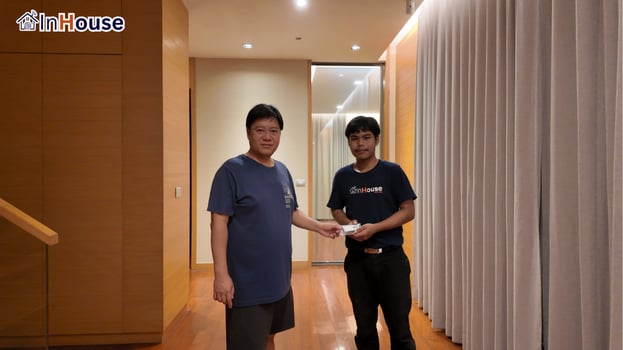 ส่งมอบงานลูกค้ารับรีโมท ฟิล์มไฟฟ้า พร้อมใช้งานทั้ง 2 จุด — คุณประทาน – บ้านเดี่ยว Smart Film ประตูบานเลื่อน + บานเปิด 2 จุด