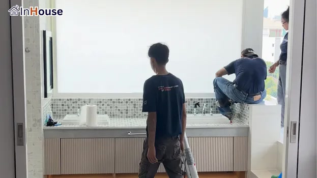 专业团队开始安装 · 调光膜 · 把透明玻璃变成智能私密墙 — Roy 先生超豪华公寓魅感浴室