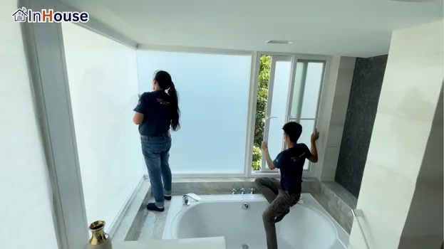 为魅感浴室浴缸区增添层次 · 调光膜 · 随心切成不透明或透明 — Roy 先生超豪华公寓魅感浴室
