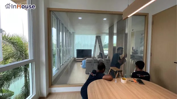 กระจกใสไม่เป็นส่วนตัว ฟิล์มไฟฟ้า ไม่มีสมาธิระหว่างทำงาน — คุณสันติ – Smart Executive Home Office Glass