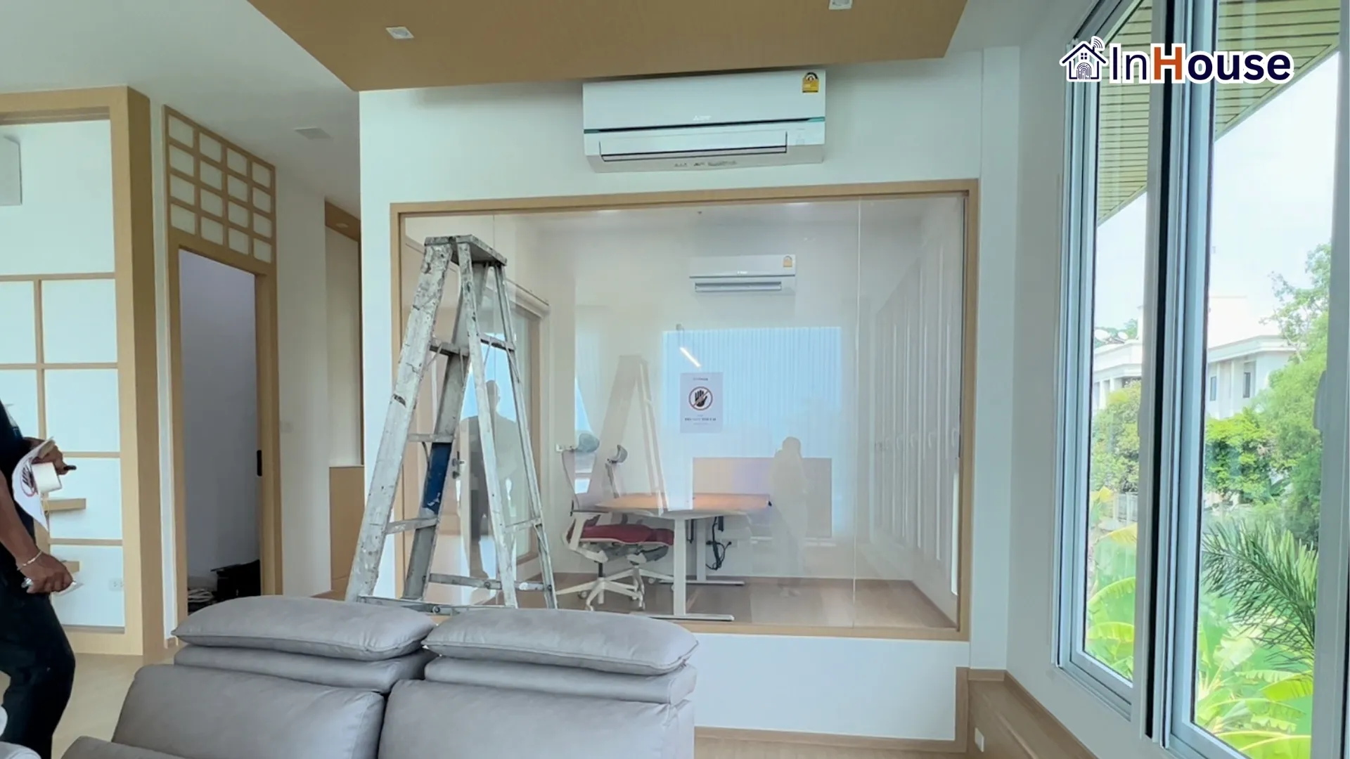 กระจกฝ้าไฟฟ้า · คุณสันติ – Smart Executive Home Office Glass
