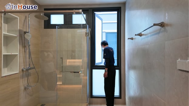 กระจกประตูในโหมดทึบ ฟิล์มไฟฟ้า คุม Privacy ระหว่างอาบน้ำ — คุณตี้ – หน้าต่างห้องน้ำ พรางสายตา รับแสงธรรมชาติเต็มที่