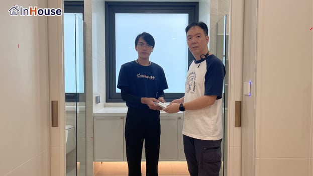ทีม InHouse ส่งมอบงาน ฟิล์มไฟฟ้า พร้อมใช้รีโมททันใจ — คุณตี้ – หน้าต่างห้องน้ำ พรางสายตา รับแสงธรรมชาติเต็มที่