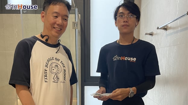 ภาพคู่ลูกค้ากับทีมงาน ฟิล์มไฟฟ้า งานสำเร็จส่งมอบเสร็จสิ้น — คุณตี้ – หน้าต่างห้องน้ำ พรางสายตา รับแสงธรรมชาติเต็มที่
