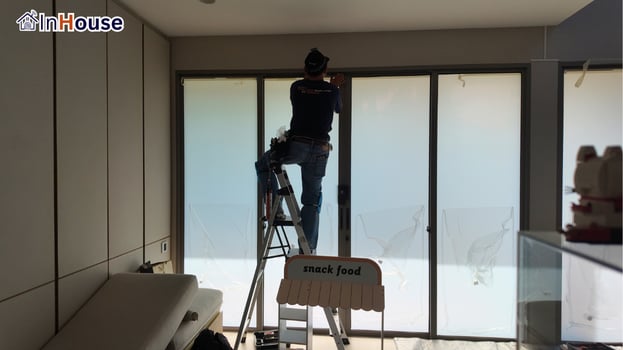 ติดฟิล์มบานเลื่อนหลังบ้าน ฟิล์มไฟฟ้า เก็บงานเรียบสนิท — Siam Hospital Supply – บ้าน Executive 3 ห้อง Smart Privacy ครบครัน