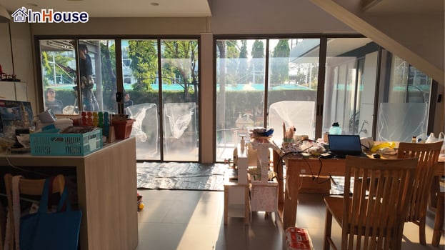 โหมดใสรับวิวสวนกลางวัน ฟิล์มไฟฟ้า บ้านเปิดโล่งเต็มที่ — Siam Hospital Supply – บ้าน Executive 3 ห้อง Smart Privacy ครบครัน