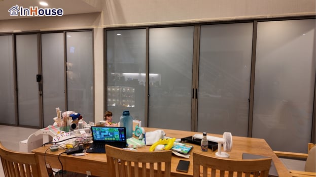 โหมดทึบยามค่ำในห้องนั่งเล่น ฟิล์มไฟฟ้า คุม Privacy รับ Executive — Siam Hospital Supply – บ้าน Executive 3 ห้อง Smart Privacy ครบครัน