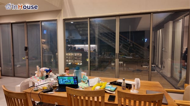 กระจกในโหมดใสยามค่ำ ฟิล์มไฟฟ้า เห็นวิวสวนยามค่ำ — Siam Hospital Supply – บ้าน Executive 3 ห้อง Smart Privacy ครบครัน