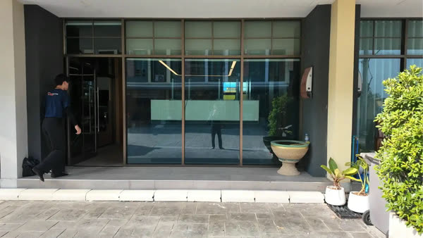 คุณถวิล – ฟิล์มไฟฟ้าห้องทำงานติดถนนพรางสายตาแต่ยังรับแสงธรรมชาติ ติดตั้งฟิล์มไฟฟ้า โดย InHouse Technology