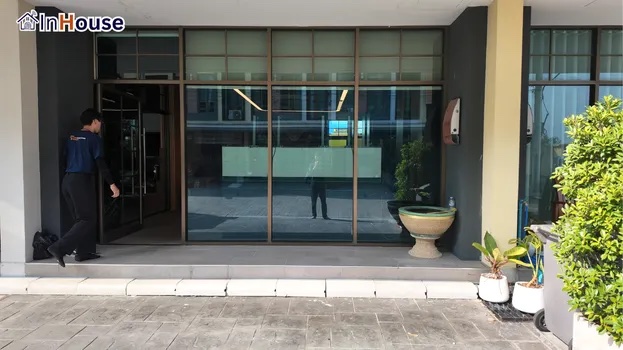 โหมดทึบ บดบังสายตาแต่แสงยังผ่านได้ ฟิล์มไฟฟ้า เป็นส่วนตัวสูงสุด ห้องยังสว่างอยู่ — คุณถวิล – ฟิล์มไฟฟ้าห้องทำงานติดถนนพรางสายตาแต่ยังรับแสงธรรมชาติ