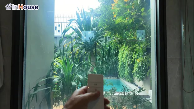 切透明引入自然光 调光膜 按遥控切换透明模式,瞬间连通室外视野 — Tod先生(Narasiri Topiary)——瞬间把浴室玻璃变私密空间